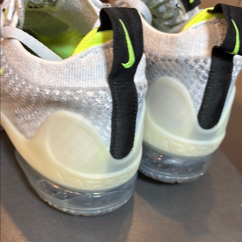 🔥Nike Air Vapormax Flyknit GS Wolf Grey Green Volt DB1550-005 6Y - Picture 3 of 8